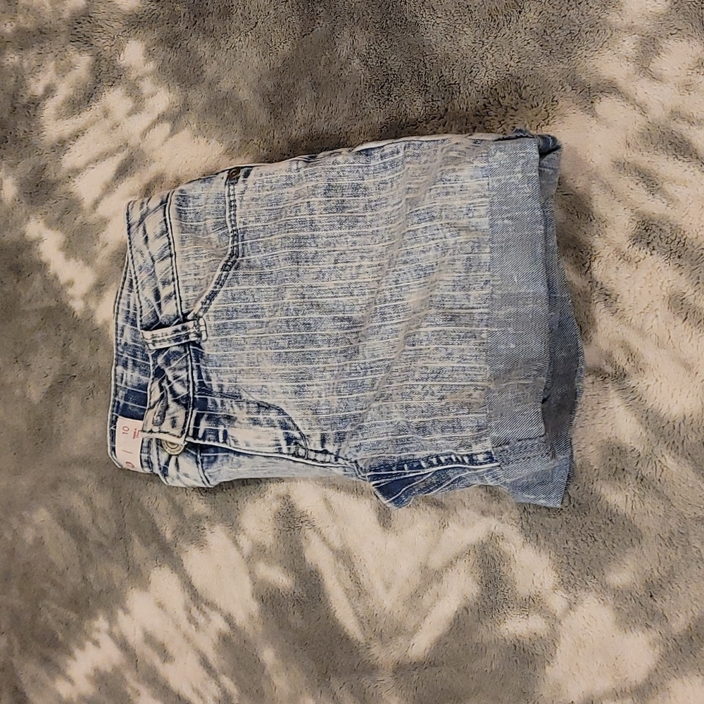 Shorts - Picture 3 of 3